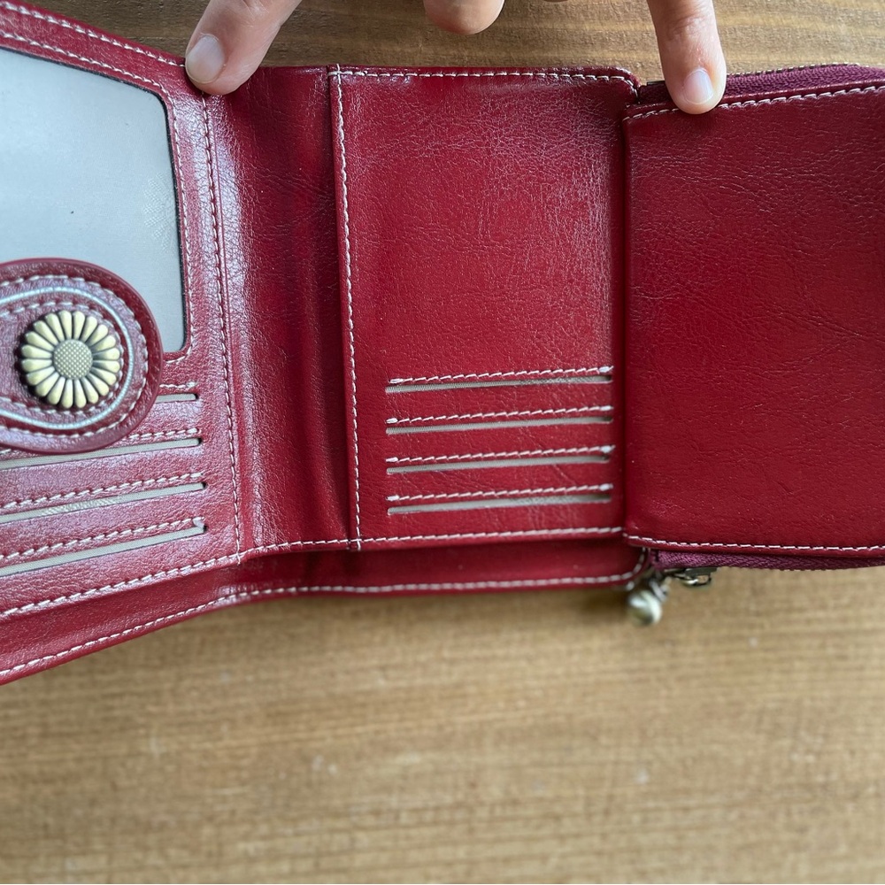 $⬇️ SENDEFN Red Leather Wallet with Floral Button. Excellent condition! - Picture 3 of 10